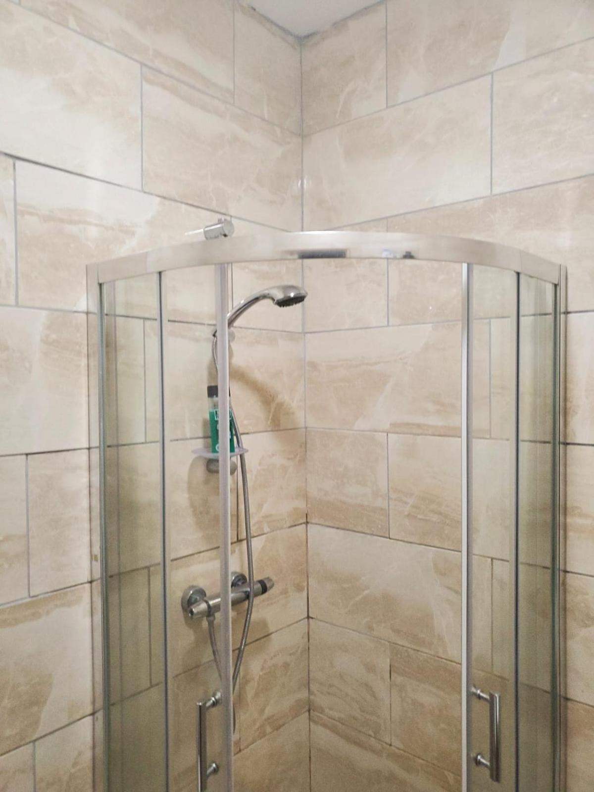 En Suite Bedrooms, Heaton, Newcastle Rum bild