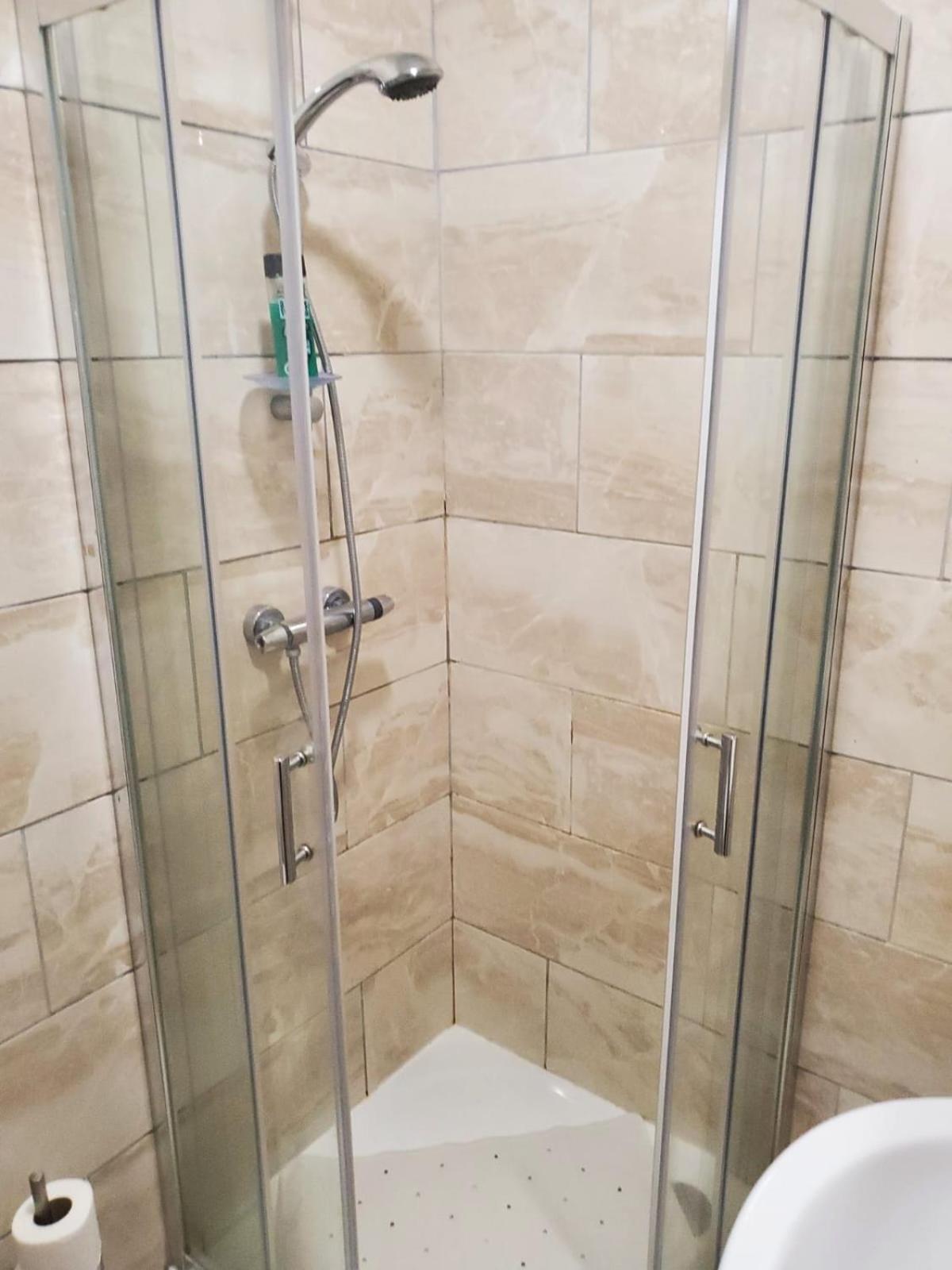 En Suite Bedrooms, Heaton, Newcastle Rum bild